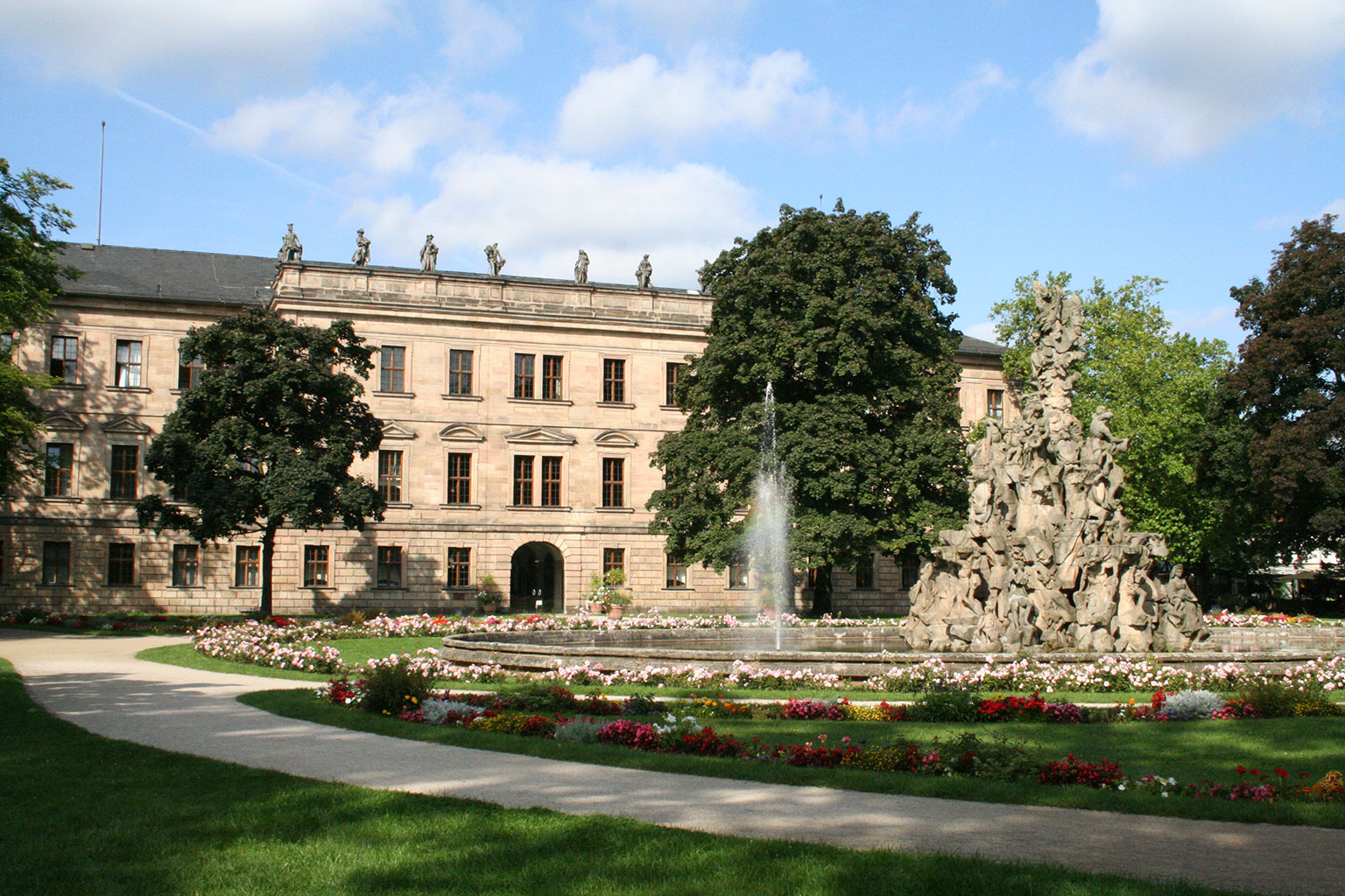 Decorative picture showing the castle in Erlangen viewed from its garden (c) Georg Pöhlein, FAU